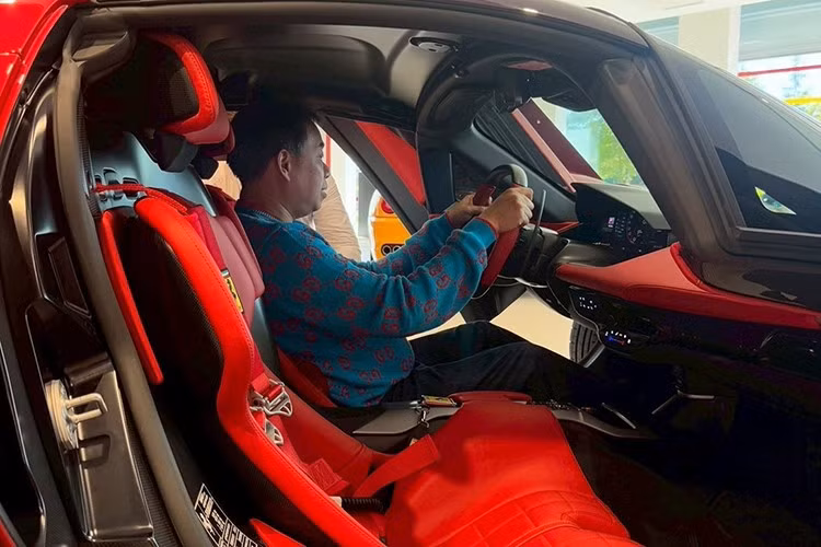 Đèn pha LED có cấu trúc phức tạp và cơ chế bật lên, tấm chắn có thể đóng mở và còn có các đường lướt gió ngang khá thể thao. Giống với LaFerrari, SP3 sử dụng cửa mở cánh bướm với các khe thoát khi ấn tượng, kính chắn gió thiết kế hình vòm.