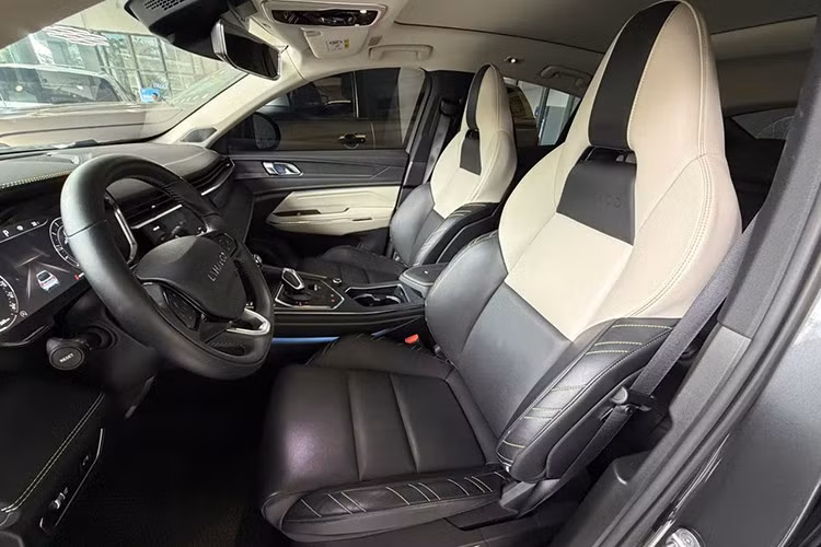 Dù người bán chưa chia sẻ chi tiết về tình trạng nội thất, nhưng với số km lăn bánh ít, nhiều khả năng ghế da Nappa và các chi tiết trong cabin vẫn còn mới. Các tiện nghi nổi bật của Lynk &amp; Co 05 gồm: Màn hình kỹ thuật số sau vô lăng 12,3 inch và màn hình trung tâm cảm ứng 12,8 inch hỗ trợ Apple CarPlay/Android Auto...