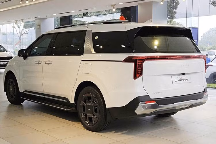 Hiện tại, Kia Carnival HEV đang niêm yết ở mức 1,849 tỷ đồng. Xe đang trong chương trình ưu đãi giảm giá 45 triệu đồng và tặng kèm gói bảo hiểm thân vỏ một năm. Khi cộng thêm chi phí cho tùy chọn ghế VIP, giá bán Carnival HEV có thể đạt 1,929 tỷ đồng, tiệm cận mức giá của Volkswagen Viloran (2,088 tỷ đồng).