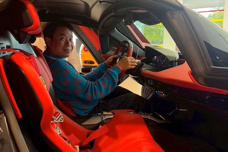 Nội thất tối giản lấy cảm hứng từ phong cách cổ điển. Hai ghế cố định, được làm màu xanh và bọc da lộn, trải dài từ bệ cửa đến giữa hai hàng ghế, tạo cảm giác hợp nhất với khoang nội thất. Bảng táp lô mang phong cách tối giản với cụm động hồ kỹ thuật số uốn cong kích thước 16 inch tích hợp thông tin giải trí...