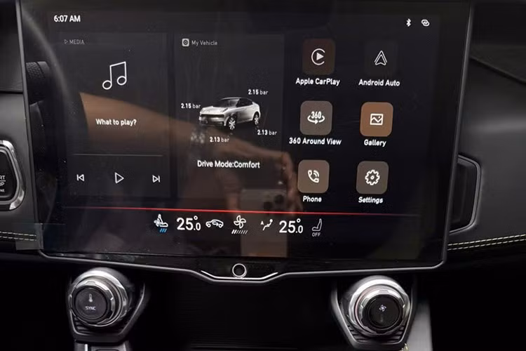 Lynk &amp; Co 05 được trang bị động cơ 2.0L tăng áp, sản sinh công suất 254 mã lực và mô-men xoắn 350 Nm, kết hợp hộp số tự động 8 cấp và hệ dẫn động AWD (4 bánh toàn thời gian).