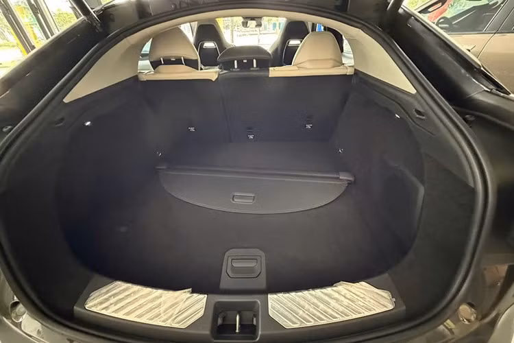 Điểm đáng chú ý, Lynk &amp; Co 05 sử dụng nền tảng khung gầm CMA, cũng được ứng dụng trên các mẫu xe cao cấp như Volvo XC40 hay EC40, giúp tăng độ an toàn và ổn định khi vận hành.