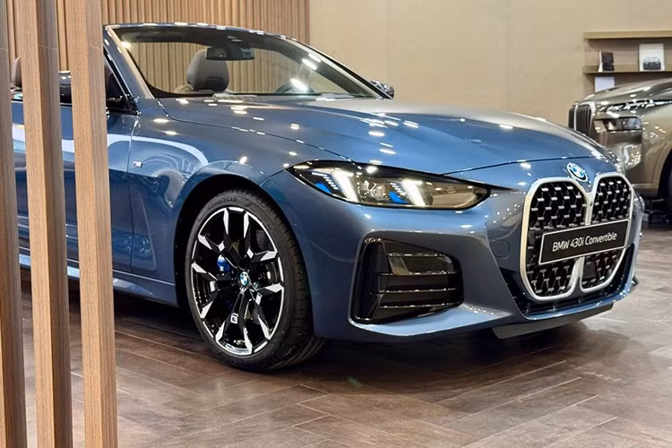 Toàn bộ xe khoác lên gói trang bị M-Sport, tạo nên diện mạo thể thao với cản trước, cản sau, khuếch tán gió và bộ mâm 19 inch 5 chấu kép đi kèm cùm phanh xanh đặc trưng.