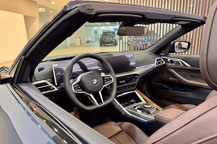 Nổi bật trên bảng táp-lô là cụm màn hình nối liền, gồm màn hình kỹ thuật số 12,3 inch phía sau vô-lăng hiển thị thông tin vận hành và màn hình cảm ứng trung tâm 14,9 inch chạy hệ điều hành iDrive 8.5 mới nhất. Hệ thống giải trí được nâng tầm với dàn âm thanh Harman Kardon 12 loa, tổng công suất 408W.