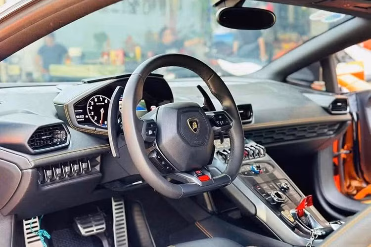 Các tính năng nội thất đáng chú ý của "siêu bò" Ý bao gồm màn hình giải trí cỡ lớn 12.3 inch, vô lăng 3 chấu bọc da tích hợp lẫy chuyển số thể thao và bọc cabin tông đen - xanh cốm kết hợp nhiều chi tiết trang trí bằng nhôm sáng.