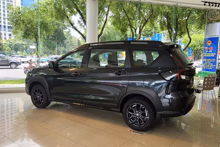 Ở ngoại thất, Suzuki XL7 Hybrid Black Edition tiếp tục trang bị bộ mâm hợp kim sơn đen, đèn pha và đèn hậu LED, gương chiếu hậu gập tự động. Ngoài ra, ốp cản trước, sau và hông cũng được sơn đen tạo nên phong cách vừa mạnh mẽ, vừa lịch lãm.