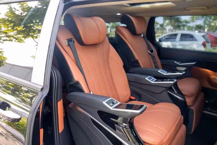 Với gói VIP, toàn bộ hàng ghế giữa được nâng cấp vượt trội với khả năng chỉnh điện đa hướng, bao gồm cả ngả lưng, nâng đệm bắp chân và tựa đầu ôm sát hơn. Đặc biệt, ghế được trang bị bảng điều khiển màn hình cảm ứng gắn trên tựa tay, giúp thao tác trực quan.