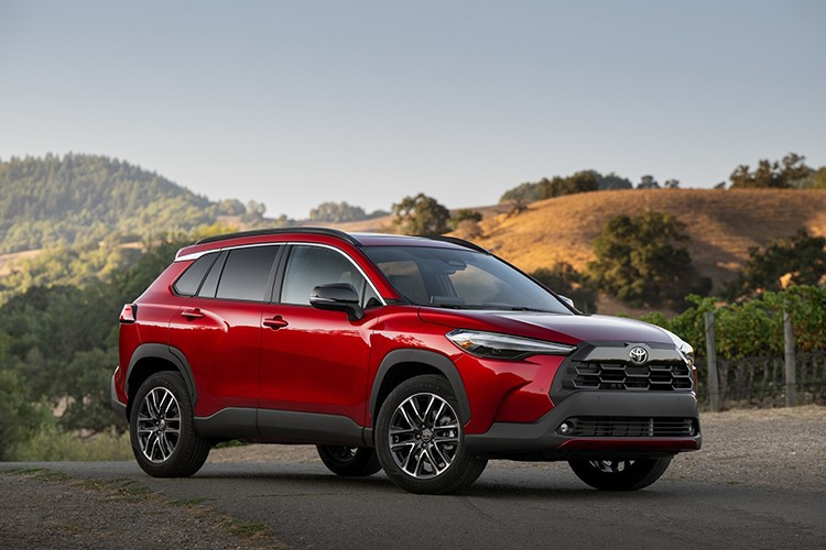 Corolla Cross 2026 bản xăng có ba phiên bản L, LE, XLE với tùy chọn FWD hoặc AWD. Xe dùng động cơ Dynamic Force 2.0L công suất 169 mã lực, kết hợp hộp số vô cấp CVTi-S. Theo ước tính, bản FWD đạt mức tiêu hao 7,35 l/100 km, trong khi AWD đạt 7,84 l/100 km.