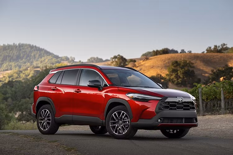 Corolla Cross 2026 bản xăng có ba phiên bản L, LE, XLE với tùy chọn FWD hoặc AWD. Xe dùng động cơ Dynamic Force 2.0L công suất 169 mã lực, kết hợp hộp số vô cấp CVTi-S. Theo ước tính, bản FWD đạt mức tiêu hao 7,35 l/100 km, trong khi AWD đạt 7,84 l/100 km.