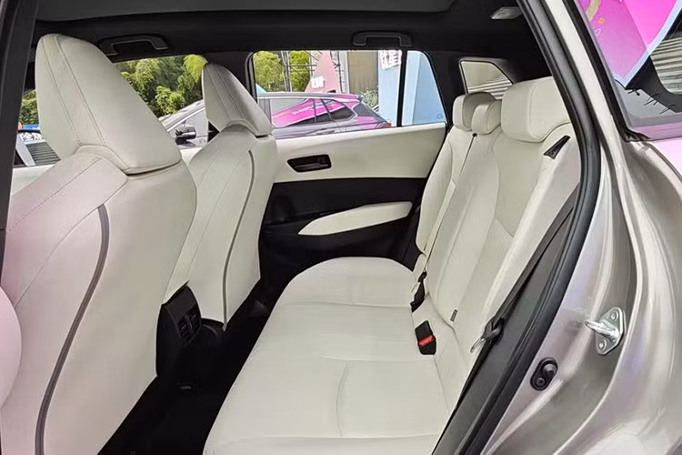 Ghế ngồi của Toyota Frontlander 2026 được thiết kế mới, bọc da cao cấp với hai lựa chọn màu đen sao (Starry Black) và trắng ngà (Ivory White). Ghế trước có khả năng chỉnh điện đa hướng, hỗ trợ thắt lưng.