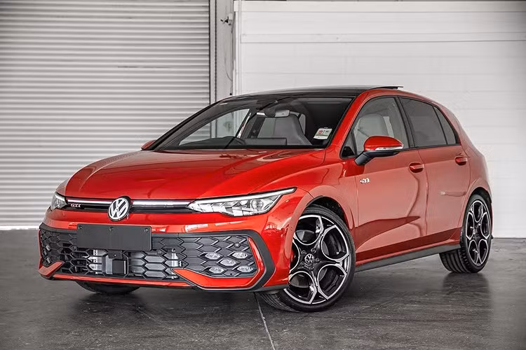 Việc xe không che chắn logo và nằm trên xe vận chuyển cho thấy khả năng cao Golf đang trên đường về đại lý chuẩn bị cho ngày ra mắt. Trong loạt ảnh, giới quan sát cho rằng chiếc Golf phía trên thuộc bản tiêu chuẩn, nhận diện bởi thiết kế đơn giản.