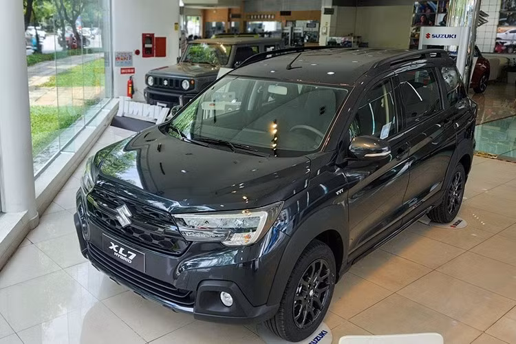 Suzuki XL7 Hybrid Black Edition là phiên bản đặc biệt kỷ niệm 30 năm thương hiệu Suzuki có mặt tại Việt Nam. Cụ thể, so với phiên bản tiêu chuẩn, Suzuki XL7 Hybrid Black Edition có ngoại hình “ngầu” hơn với những chi tiết được sơn tối màu như viền đèn đen khói, tay nắm cửa đen, thanh giá nóc đen, cụm đèn hậu đen khói và viền cửa sau đen.