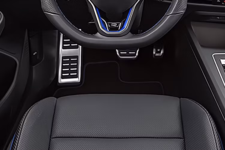 Khoang lái hứa hẹn hiện đại hơn các mẫu VW hiện bán, với cụm đồng hồ kỹ thuật số 10,25 inch cùng màn hình giải trí trung tâm 12 inch đặt nổi. Ghế ngồi dạng thể thao với lưng liền khối được thiết kế để tăng cảm giác lái – điều vốn là điểm mạnh của Golf trên toàn cầu.