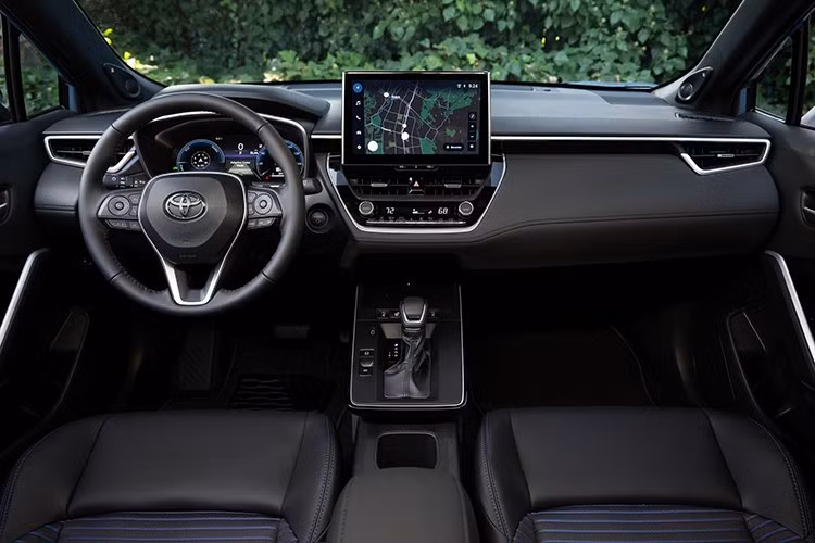 Bản XLE có thêm tùy chọn nội thất màu Portobello, trong khi khách hàng có thể nâng cấp lên màn hình cảm ứng 10,5 inch, đồng hồ kỹ thuật số 7 hoặc 12,3 inch. Các tiện ích đáng chú ý khác gồm gói Cold-Weather (tiêu chuẩn trên bản xăng XLE AWD và hybrid XSE, tùy chọn trên bản xăng LE AWD và hybrid SE)