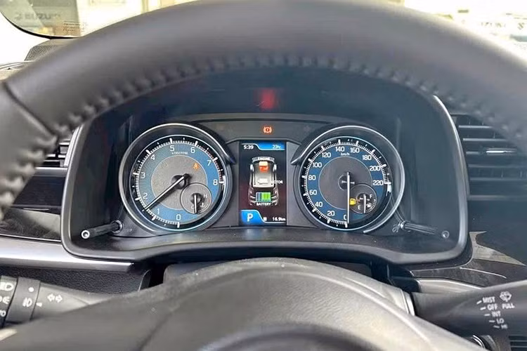 Trong khi đó, màn hình đa thông tin MID trong bảng đồng hồ sẽ hiển thị thêm chỉ số năng lượng và quá trình Hybrid hoạt động. Theo hãng Suzuki, pin lithium-ion của XL7 Hybrid được bảo hành 8 năm hoặc 160.000 km, tùy điều kiện nào đến trước.