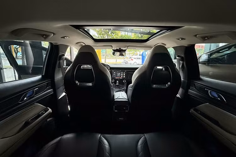 Xe có tới 23 tính năng an toàn tiên tiến như: Cảnh báo điểm mù, hỗ trợ phanh chủ động, hỗ trợ giữ làn đường. Nhận diện biển báo, ga tự động thích ứng, đèn pha thông minh. Camera 360 độ, cảm biến va chạm trước/sau, cảm biến áp suất lốp, hỗ trợ đỗ xe bán tự động.