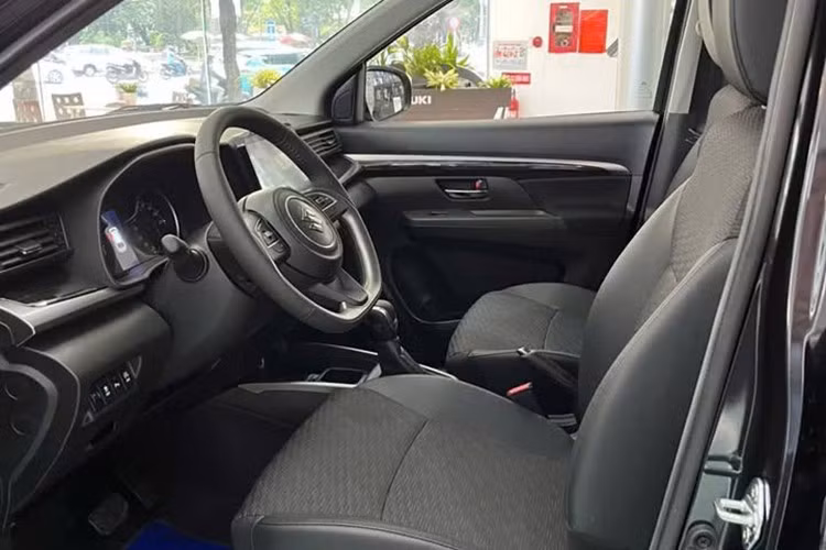 Đặc biệt, Suzuki XL7 Hybrid cuối cùng cũng đã có hệ thống kiểm soát hành trình Cruise Control. Hệ thống này cho phép xe có thể tự duy trì tốc độ đã thiết lập mà không cần phải thao tác chân ga thường xuyên, mang đến cảm giác nhàn nhã hơn cho người lái.