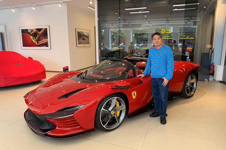 Một doanh nhân Thái Lan mới chia sẻ những hình ảnh cũng như video nhận bàn giao siêu phẩm triệu đô la Ferrari Daytona SP3 chỉ được sản xuất giới hạn 599 chiếc trên toàn thế giới, và khách mua xe được hãng gửi thiệp mời, chứ không phải có tiền là mua.