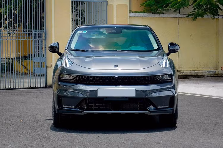 Qua những hình ảnh rao bán, xe mang ngoại thất sơn màu xám kết hợp nóc đen tương phản, mang lại phong cách thể thao và hiện đại. Bề mặt sơn cùng các chi tiết ngoại thất vẫn bóng bẩy, chứng tỏ ít bị hao mòn.