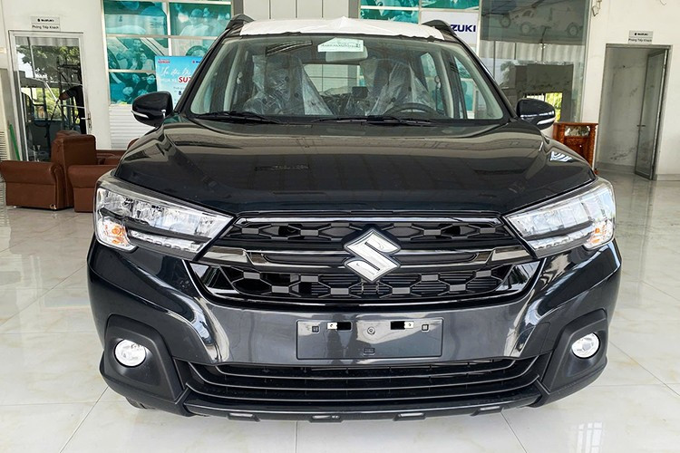 Các tiện nghi và tính năng vận hành khác trên Suzuki XL7 Hybrid Black Edition vẫn không đổi, cùng với thiết kế MPV pha trộn phong cách SUV giúp mang đến diện mạo đặc trưng, dễ dàng nhận diện.