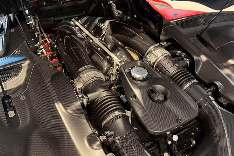 Siêu xe triệu đô Ferrari Daytona SP3 được trang bị khối động cơ V12, dung tích 6.5 lít, hút khí tự nhiên, bơm ra công suất tối đa 829 mã lực và mô-men xoắn cực đại 697 Nm. Xe sở hữu 2 ống xả hình thang được đặt trên cao đủ sức hấp dẫn sẽ mang tới âm thanh dữ đội của động cơ V12.