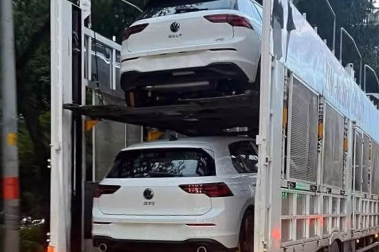 Bức ảnh chụp lại hai chiếc Volkswagen Golf thế hệ mới xuất hiện trên xe chuyên dụng tại Việt Nam đang gây chú ý lớn trên mạng xã hội. Đây là lần đầu tiên mẫu hatchback hạng C này được bắt gặp công khai trong nước, kể từ khi rộ tin Volkswagen Việt Nam sẽ phân phối chính hãng từ tháng 7/2025.