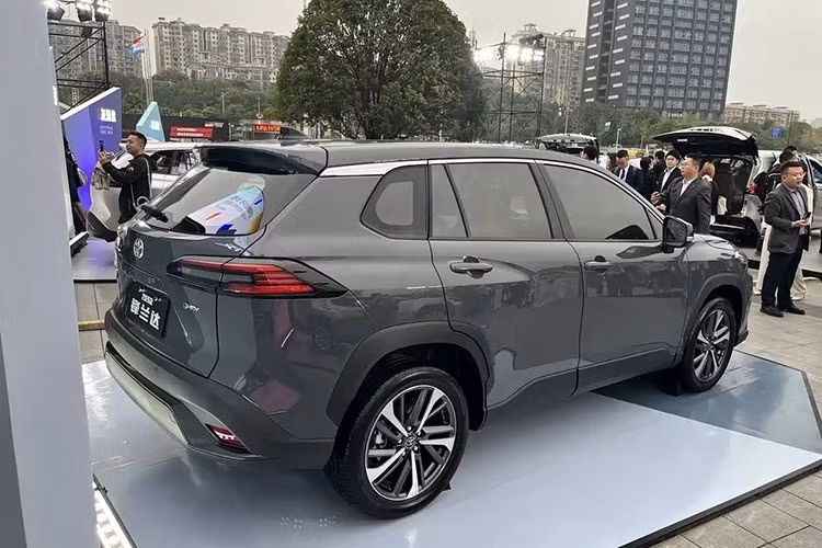 Phiên bản hybrid sở hữu động cơ xăng 2.0L (156 mã lực) kết hợp với mô-tơ điện (111 mã lực) và pin lithium-ion, hộp số E-CVT và dẫn động cầu trước. Tại Trung Quốc, Toyota Frontlander bản nâng cấp có giá dao động từ 18.700 USD đến 21.900 USD (khoảng 494 - 578 triệu đồng) cho bản xăng.