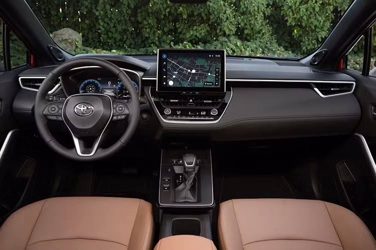 Khối động cơ cho tổng công suất 196 mã lực. Mẫu xe Toyota Corolla Cross Hybrid 2026 mới này có khả năng tăng tốc 0-96 km/h trong 8 giây, đồng thời đạt mức tiêu hao nhiên liệu kết hợp 5,6 l/100 km.