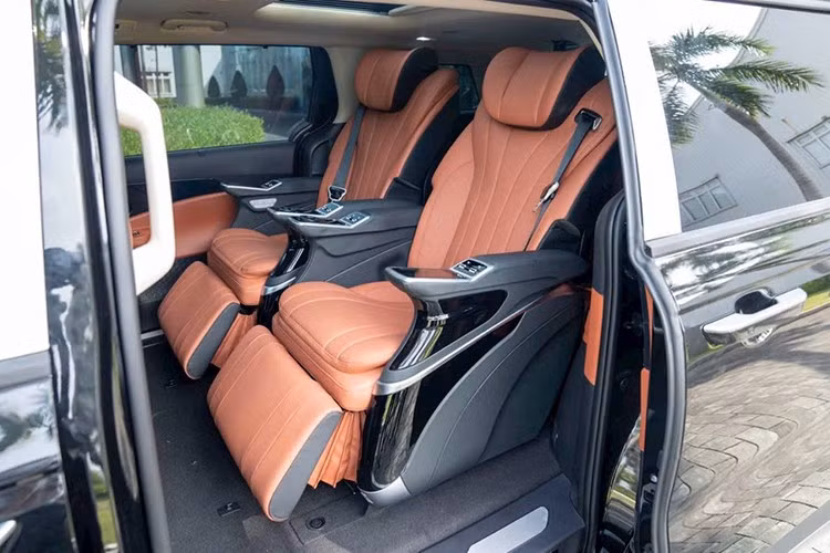 Đáng chú ý, mẫu MPV này còn được trang bị gói công nghệ E-VMC gồm ba tính năng: E-Handling giúp xe ổn định hơn khi vào cua, E-EHA tối ưu khả năng đánh lái khẩn cấp để tránh va chạm, E-Ride giảm lắc ngang khi đi qua gờ giảm tốc hoặc địa hình xấu. Bộ pin trên Carnival bản hybrid được hãng bảo hành tới 7 năm hoặc 150.000 km.