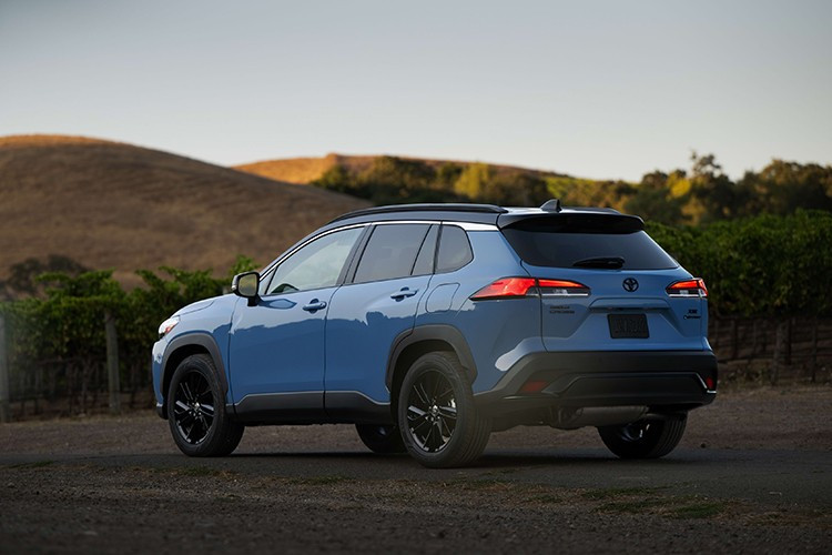 Nội thất được cải tiến với bảng điều khiển trung tâm thiết kế lại, tăng không gian chứa đồ và bổ sung vách ngăn cho điện thoại ở các xe trang bị sạc không dây Qi.