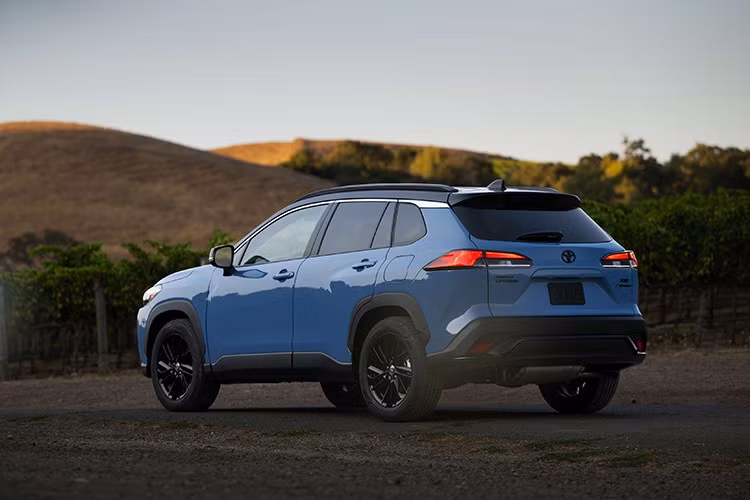 Nội thất được cải tiến với bảng điều khiển trung tâm thiết kế lại, tăng không gian chứa đồ và bổ sung vách ngăn cho điện thoại ở các xe trang bị sạc không dây Qi.