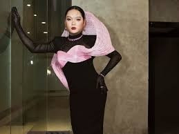 Từ câu chuyện thay đổi ngoại hình của Phạm Thoại, có thể thấy xu hướng “tối giản để nổi bật” đang ngày càng được ưa chuộng. Chỉ cần vài chi tiết như kiểu tóc, trang phục hay râu quai nón được chăm chút đúng mực, hình ảnh cá nhân đã có thể thay đổi đáng kể. Với Phạm Thoại, sự lạ lẫm ban đầu nhanh chóng chuyển thành thiện cảm, chứng minh rằng đôi khi, một bước đi khác biệt nhưng tiết chế lại chính là chìa khóa tạo dấu ấn.