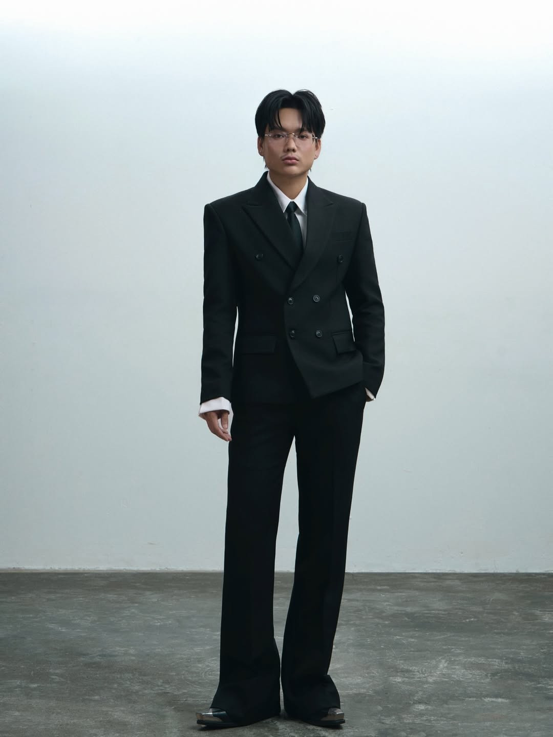 Khác hẳn hình ảnh cầu kỳ, rực rỡ từng gắn liền với tên tuổi, nam TikToker Phạm Thoại xuất hiện với diện mạo hoàn toàn khác: tóc cắt ngắn gọn gàng, khuôn mặt điểm thêm hàng râu lún phún và thần thái trầm lắng hơn.