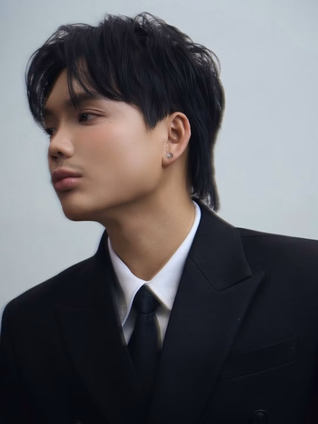 Trong bộ ảnh lần này, Phạm Thoại lựa chọn trang phục vest đen lịch lãm, phom dáng chuẩn mực, tối giản phụ kiện. Tông màu trung tính cùng cách phối đồ gọn gàng giúp tổng thể toát lên vẻ trưởng thành, chững chạc. Kiểu tóc ngắn được tạo phồng nhẹ, kết hợp gọng kính mảnh và lối trang điểm tiết chế, càng nhấn mạnh nét nam tính, sắc sảo.