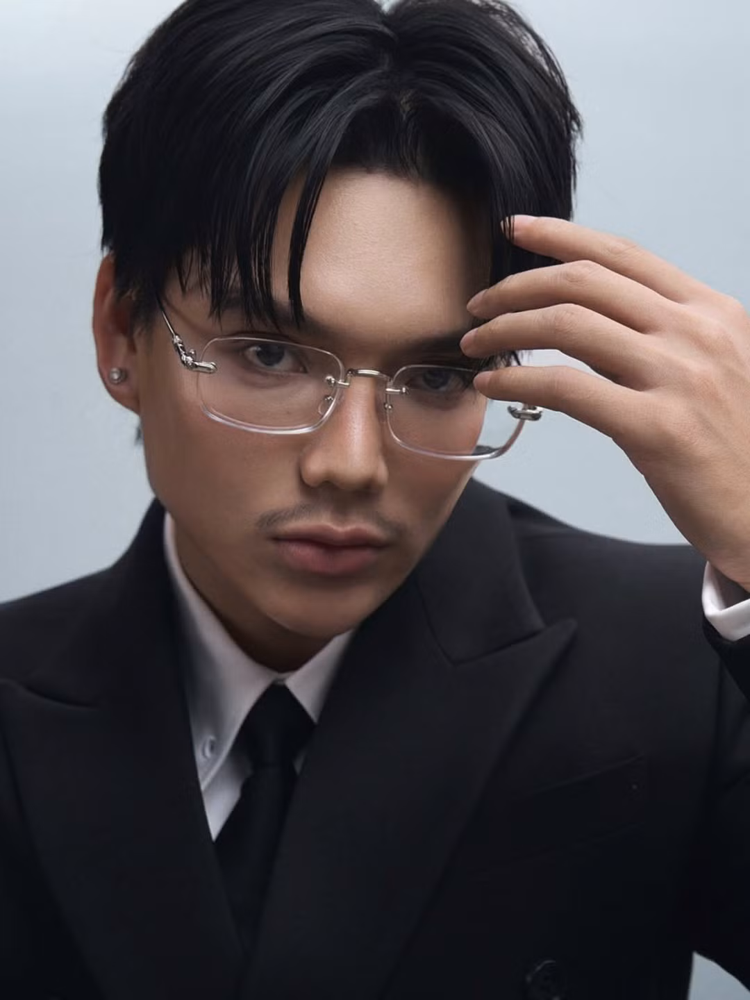 Không ít người nhận xét rằng diện mạo mới giúp Phạm Thoại bộc lộ rõ đường nét gương mặt, tạo cảm giác cân đối và hài hòa hơn. Nếu như trước kia, anh thường xuất hiện với hình ảnh phá cách, nhiều lớp trang phục và phụ kiện nổi bật, thì nay mọi thứ được tiết chế tối đa. Chính sự giản lược này lại khiến tổng thể trở nên sang trọng, dễ tạo thiện cảm và phù hợp với nhiều bối cảnh khác nhau.