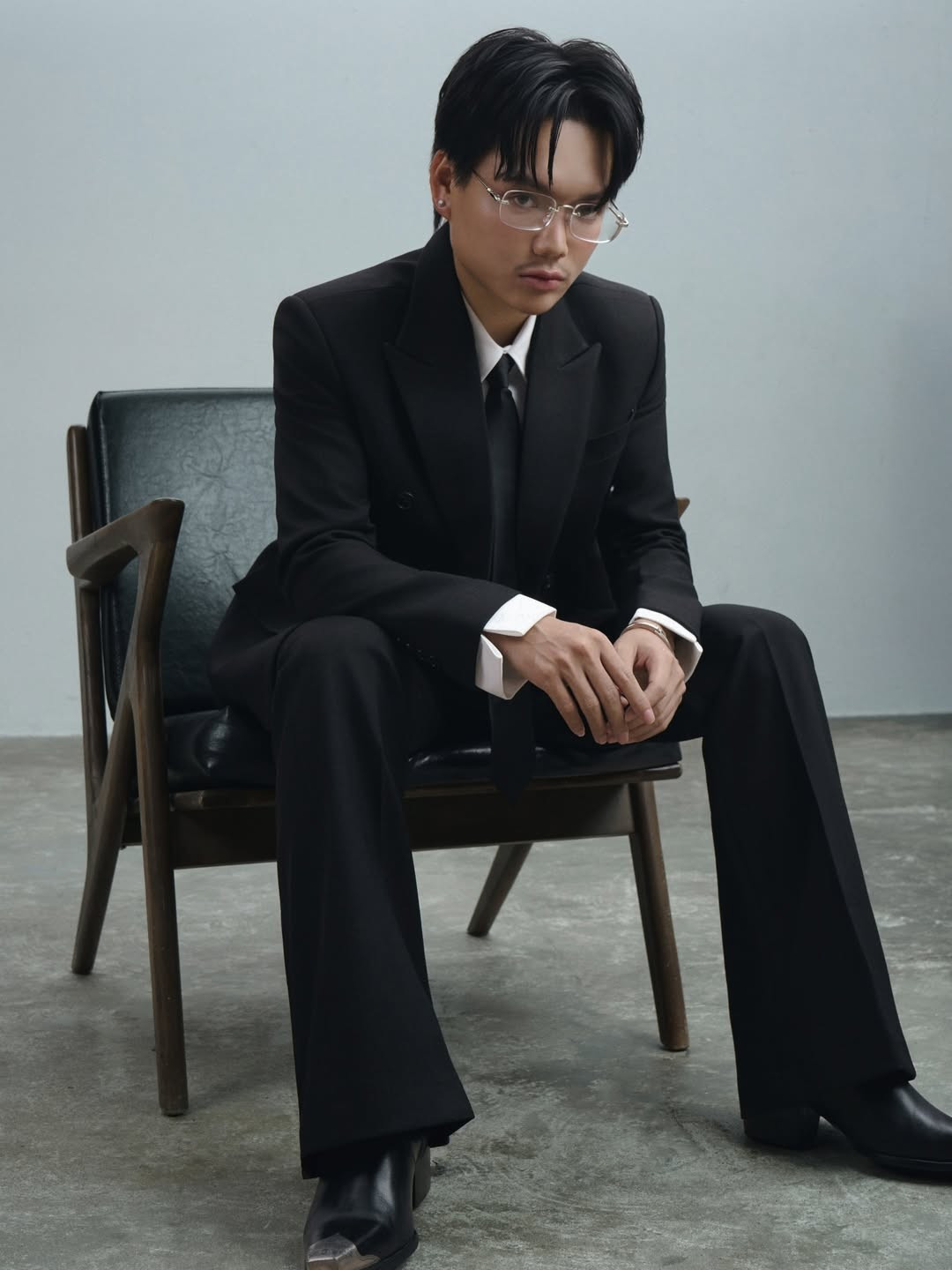 Đặc biệt, chi tiết nuôi râu—dù chỉ lún phún—lại trở thành điểm nhấn đắt giá, mang đến cảm giác điềm đạm, khác xa phong cách “đậm màu cá tính” trước đây.