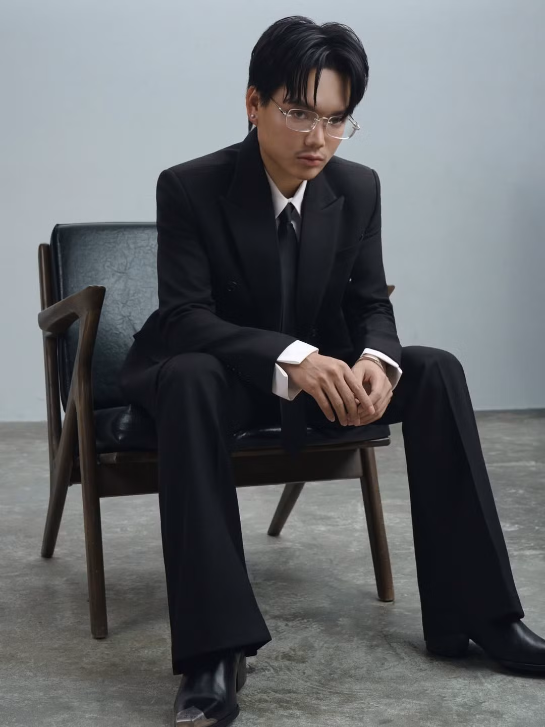 Đặc biệt, chi tiết nuôi râu—dù chỉ lún phún—lại trở thành điểm nhấn đắt giá, mang đến cảm giác điềm đạm, khác xa phong cách “đậm màu cá tính” trước đây.