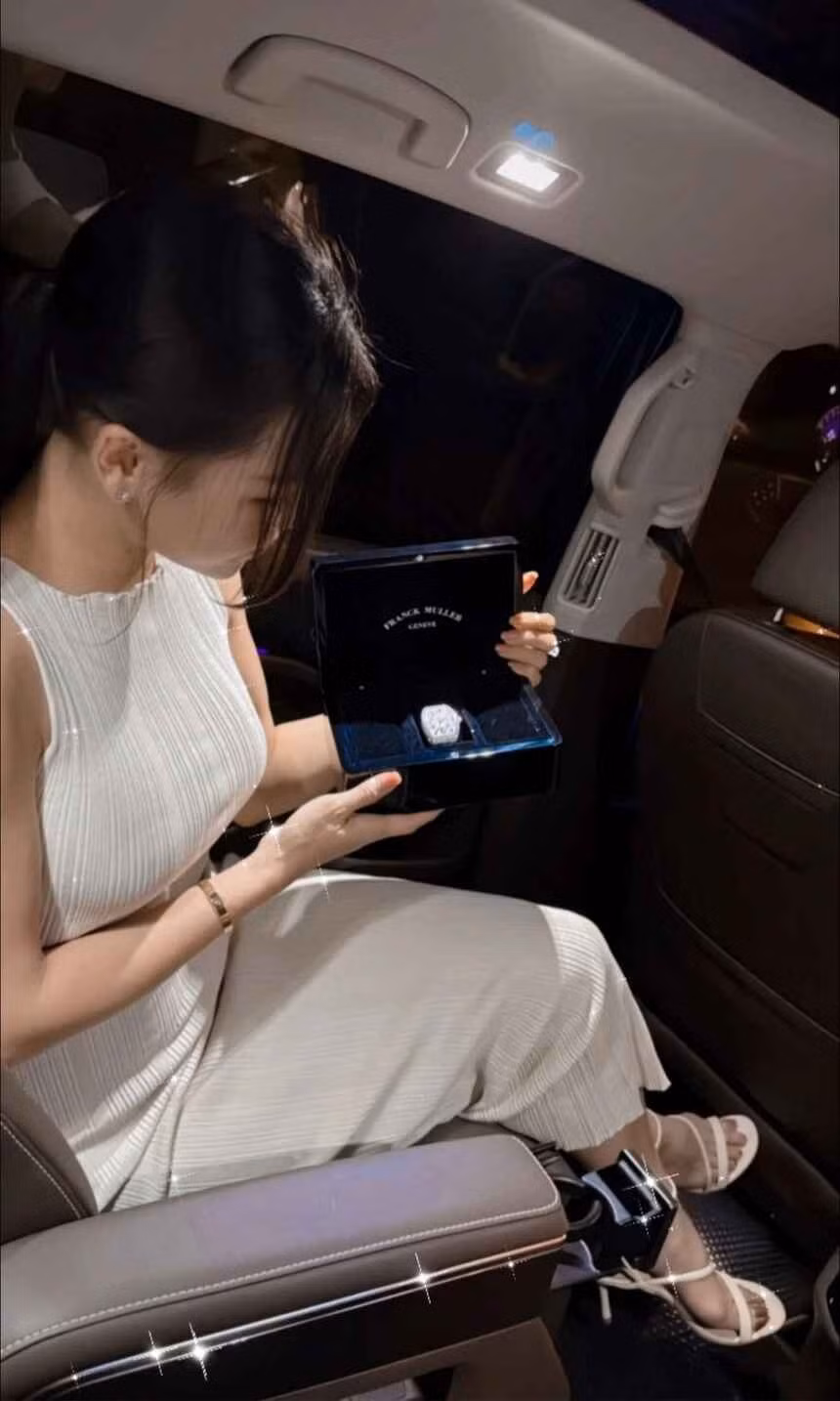 Nhiều người cho rằng chiếc đồng hồ mà Văn Lâm tặng vợ là chiếc Franck Muller V32 Custom Diamond, có giá thị trường khoảng hơn 100 triệu đến vài trăm triệu đồng.