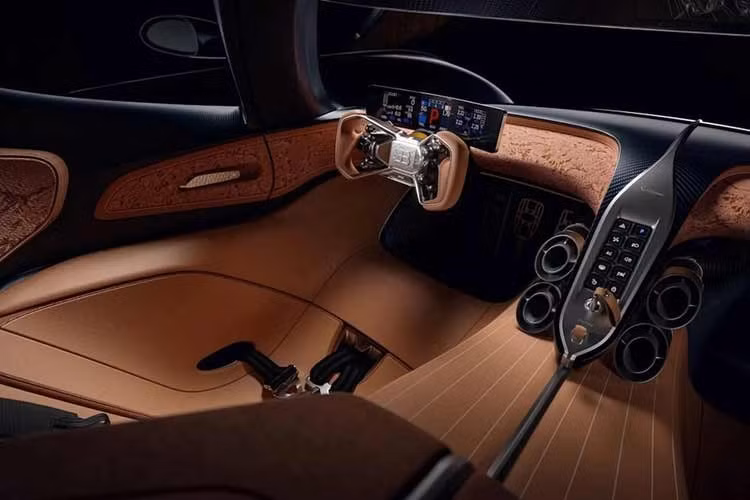 Theo Bugatti, bộ đôi Bolide và Destrier là những phiên bản hiện đại tương đương với chiếc xe đua Type 57G Tank từng giành chiến thắng tại Le Mans và Type 57SC Atlantic từ cuối những năm 1930.
