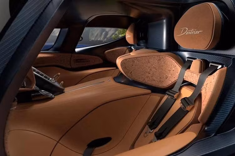 Bên dưới lớp vỏ, Destrier vẫn giữ nguyên khung gầm liền khối bằng sợi carbon của Bolide và động cơ W16 8.0 lít 4 tăng áp sản sinh công suất 1.578 mã lực (1.177kW / 1.600PS). Bugatti không công bố thông số hiệu suất, nhưng chắc chắn chiếc xe này rất nhanh.