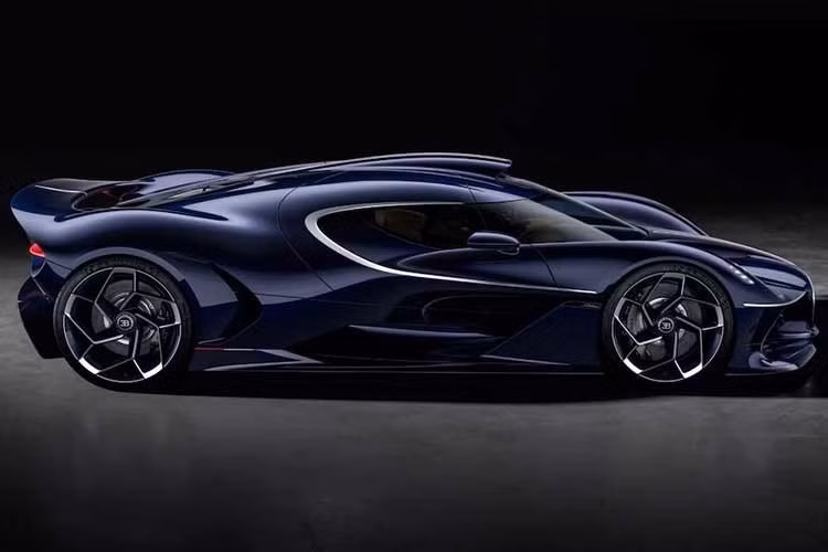 Destrier là mẫu xe độc ​​nhất vô nhị thứ ba thuộc chương trình Programme Solitaire độc ​​quyền của Bugatti, sau Brouillard và Veyron FKP Hommage. Không giống như hai chiếc xe kia, vốn đều bắt nguồn từ Chiron phiên bản đường phố, Destrier chia sẻ nền tảng kỹ thuật với Bolide chỉ dành cho đường đua.
