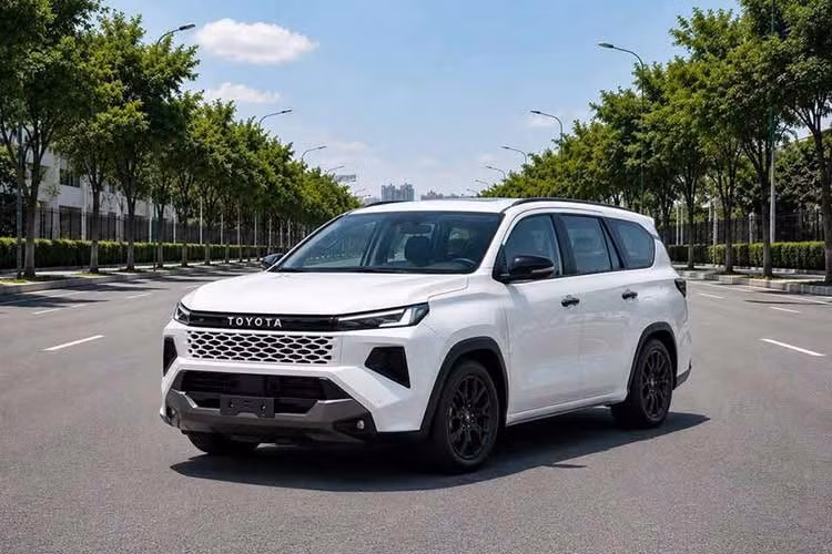 Toyota đang bước vào giai đoạn thử nghiệm cuối cùng của Innova Cross facelift 2027 trước khi chính thức trình làng. Thay vì thay đổi toàn diện, bản nâng cấp giữa vòng đời tập trung làm mới thiết kế, cải thiện trang bị và nâng cấp trải nghiệm sử dụng, còn hệ truyền động nhiều khả năng vẫn được giữ nguyên.