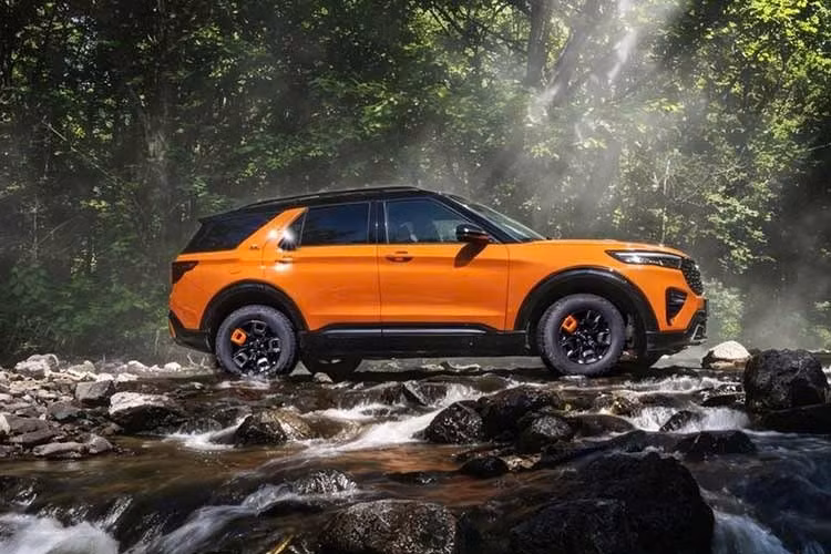 So với Explorer đang bán tại Bắc Mỹ, phiên bản Trung Quốc có danh mục sản phẩm và trang bị tiêu chuẩn cao hơn. Phiên bản thấp nhất là Off-Road Edition đã được trang bị hệ dẫn động bốn bánh, cửa sổ trời toàn cảnh cùng nhiều tiện nghi. Ford cũng không cung cấp tùy chọn dẫn động hai bánh cho Explorer tại thị trường này.