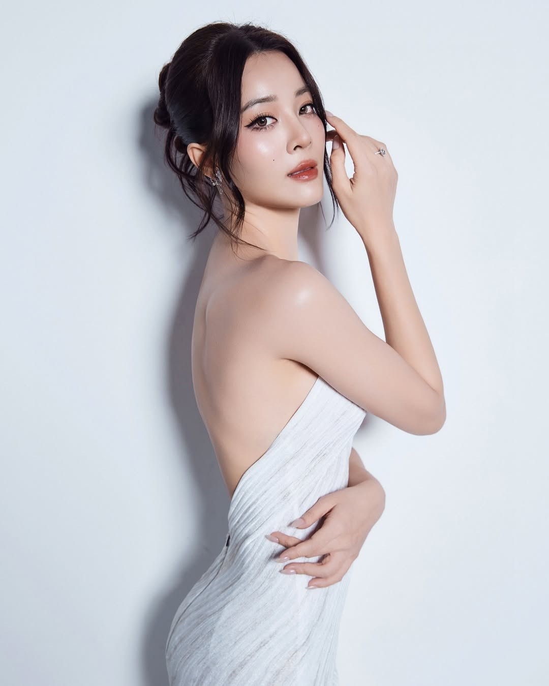 Không chỉ vậy, Karen còn là gương mặt sáng giá ở nhiều cuộc thi sắc đẹp và người mẫu như: Phụ nữ thời đại 2013, Miss Áo dài 2013, The Face Vietnam 2018.