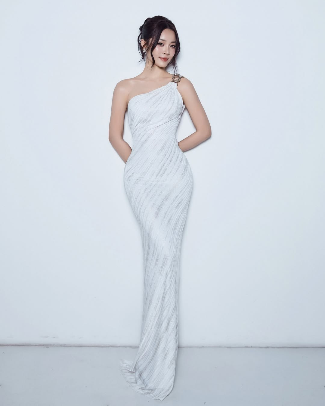 Trong lĩnh vực điện ảnh, cô ghi dấu với các bộ phim như Sắc đẹp dối trá, Người cần quên phải nhớ…, khẳng định khả năng diễn xuất đa dạng, cảm xúc và đầy chiều sâu.