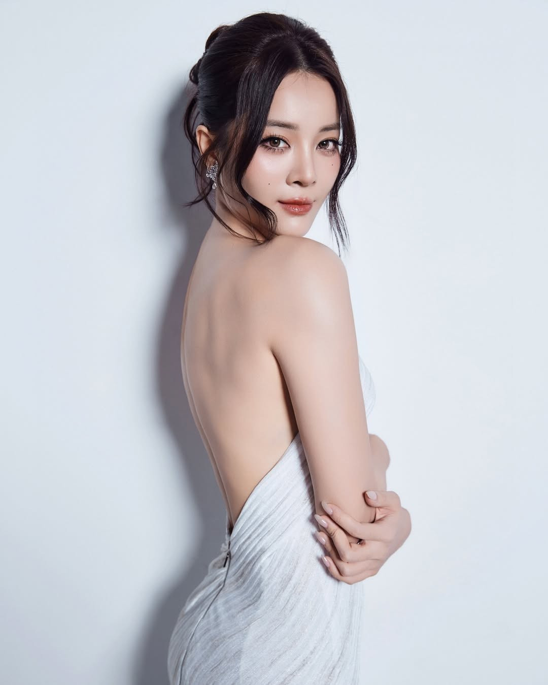 Trong những khung hình được chia sẻ, Karen Nguyễn xuất hiện với vẻ đẹp mặn mà, quyến rũ nhưng vẫn giữ trọn nét thanh lịch đặc trưng của mình.