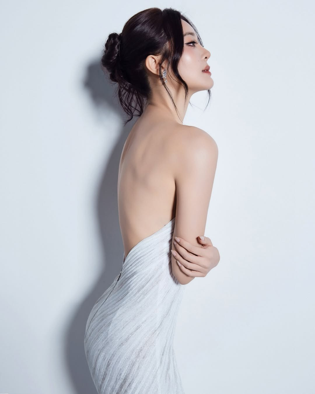 Ở góc chụp toàn thân, vóc dáng của cô trở nên nổi bật với đường cong S-line mềm mại, đặc biệt là vòng eo thon gọn đáng ngưỡng mộ dù vừa trải qua thời kỳ sinh nở. Ánh sáng ngược tạo hiệu ứng bừng sáng phía sau, khiến Karen trông như đang “phát sáng”, tạo nên hình ảnh vô cùng nghệ thuật.