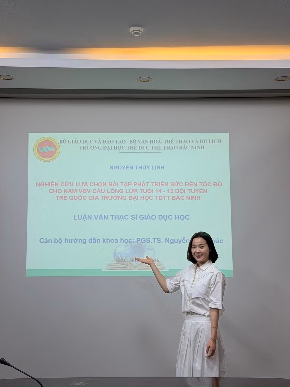 Không chỉ giỏi chuyên môn, Thùy Linh còn được mệnh danh là "hot girl cầu lông" nhờ nhan sắc dịu dàng, nụ cười tươi và phong thái tự tin.