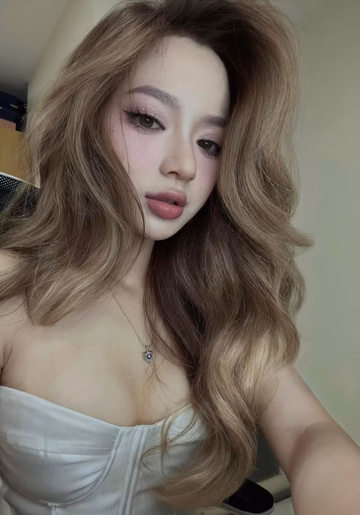 Dù đã vượt qua những giai đoạn khó khăn nhất, Chi Củ Cải vẫn chưa thể hoàn toàn an yên bước tiếp. Cô nàng không ít lần chia sẻ trạng thái tiêu cực, buồn sầu. Gần nhất, cô nàng đăng đàn: "Mệt mỏi tới mức muốn kết thúc mọi thứ ở đây".