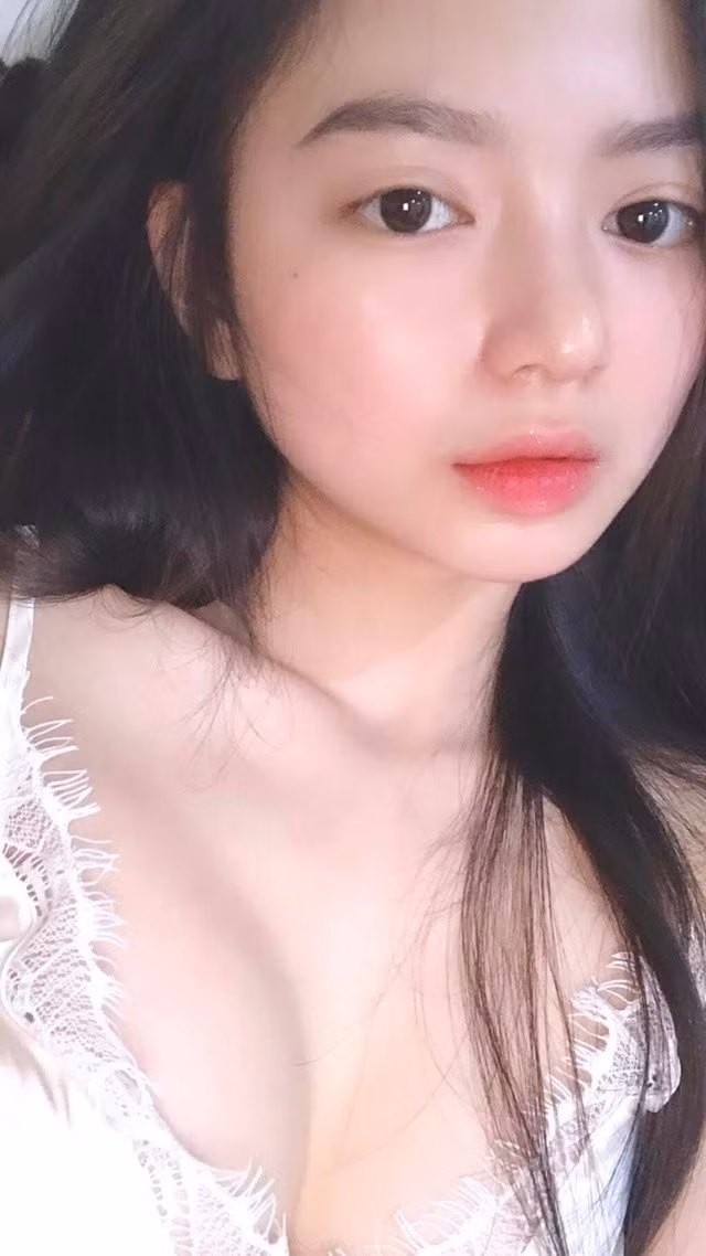 Tuy nhiên, hành trình của nữ streamer Chi Củ Cải không chỉ có ánh hào quang mà còn đầy rẫy những sóng gió, từ những scandal gây tranh cãi đến những thử thách trong việc lấy lại niềm tin từ cộng đồng.